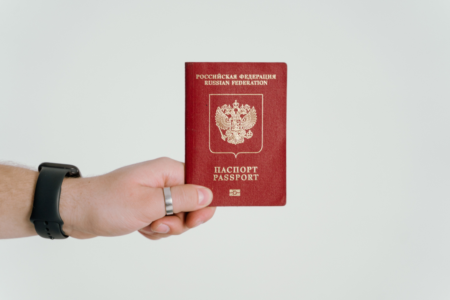 Потеряли паспорт.